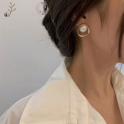 2025 New Cute Pearl Studs Hoop Earrings for Women Gold Color Eardrop Minimalist Tiny Huggies Hoops Wedding Fashion Jewelry